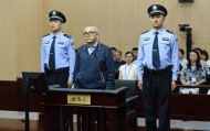 当过省纪委副书记，张平在案件处理、职务晋升等事项上谋取利益，收受巨额财物