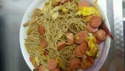 炒面条，怎样才能不粘锅？教您这样做，面条劲道好吃，超开胃
