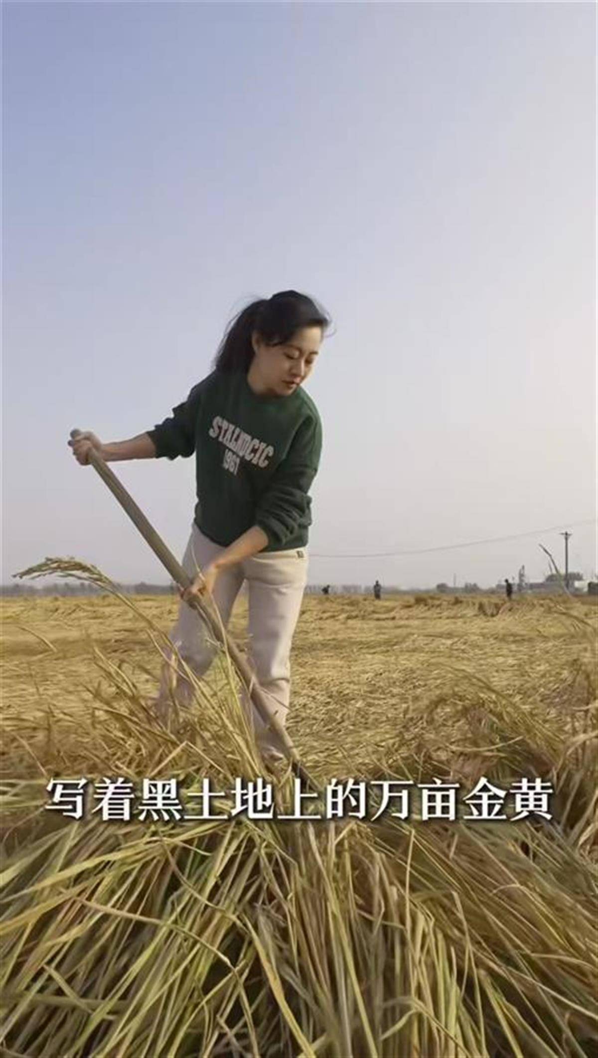 用东北话+英语带货的副局长系英语专业毕业，走红后有了“容貌焦虑”