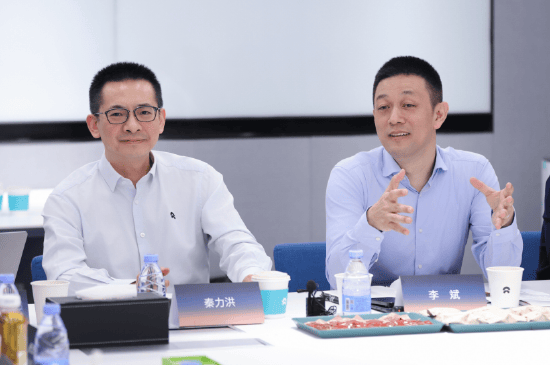 李斌否认蔚来铺张浪费：高铁坐二等座，出差住全季，超标要自己贴钱！从董事长到一线的员工标准一样