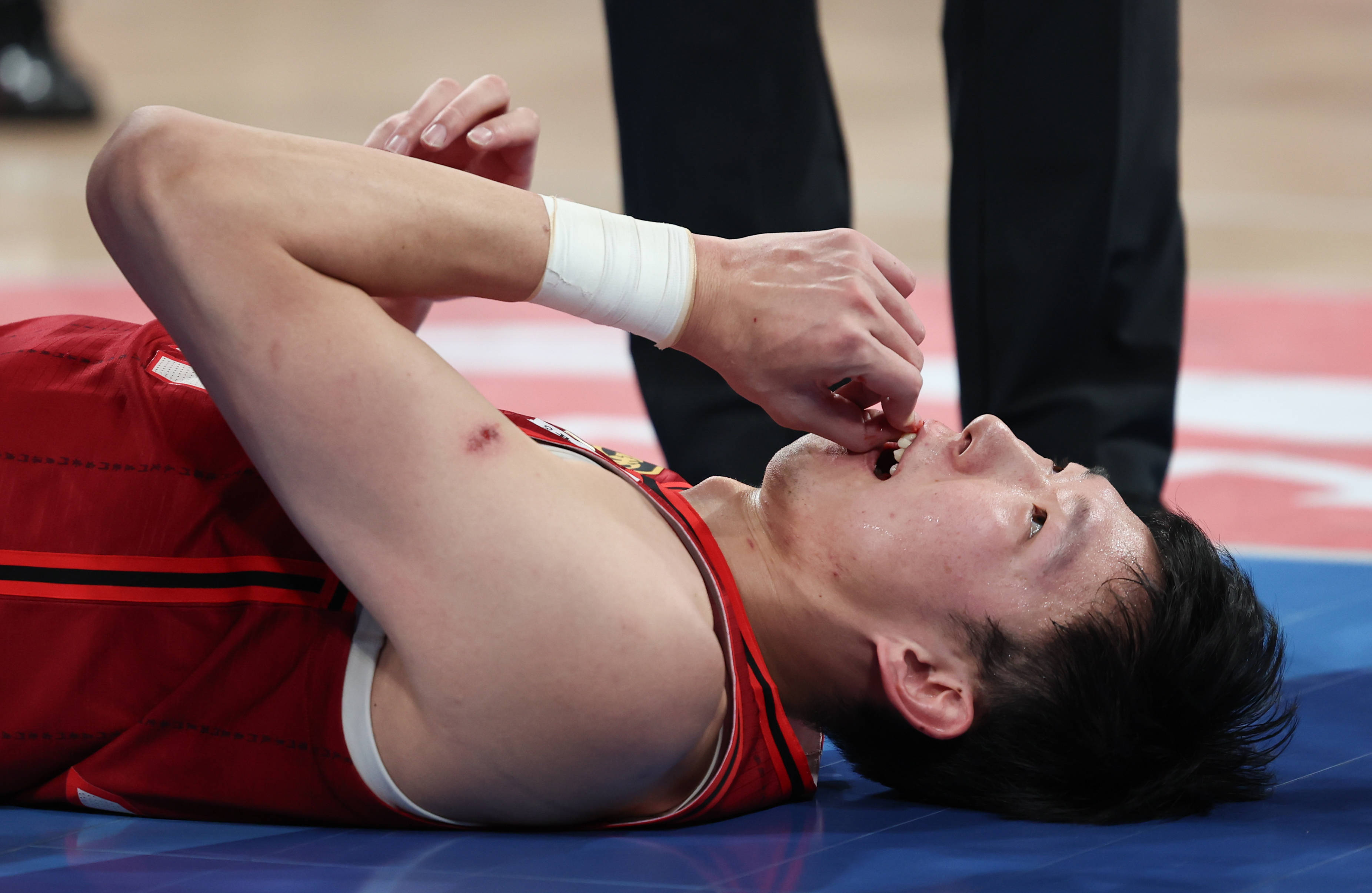 曝周琦已做完眼角膜缝合手术 4年前曾出现视网膜裂孔