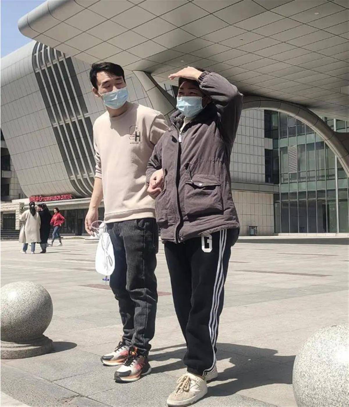 割肝救妻10月后妻子仍不幸去世，男子：不后悔，带着她的爱继续养育两个孩子