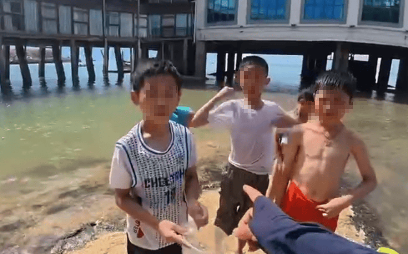 “限5秒内离开，不然拉你们见校长！”孩子们海边游泳，广西北海一男子命令式劝离