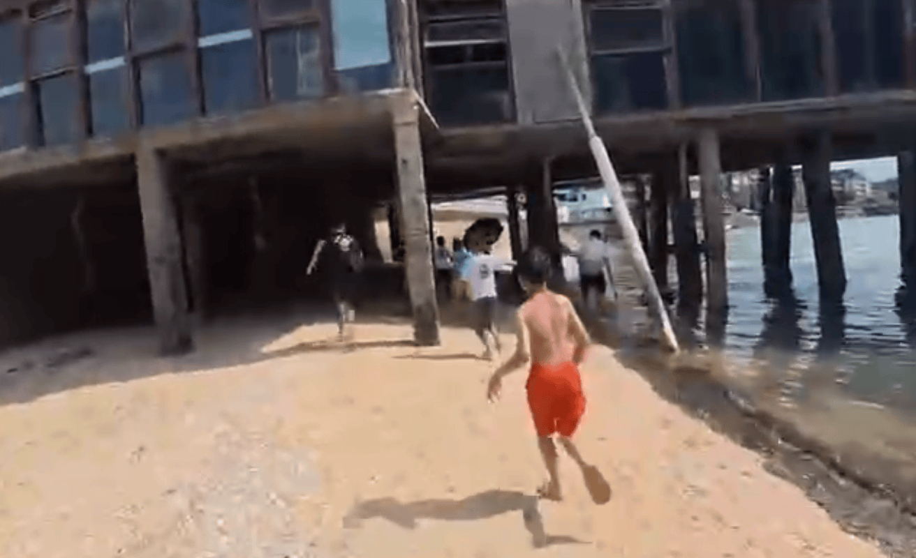 “限5秒内离开，不然拉你们见校长！”孩子们海边游泳，广西北海一男子命令式劝离