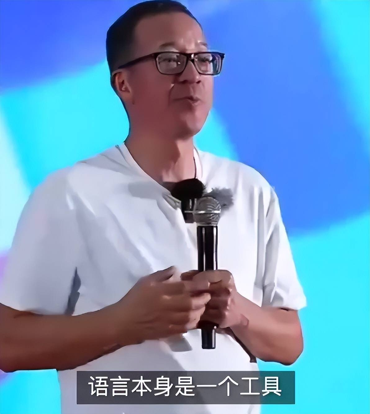 俞敏洪回北大参加校友会，和众人合影站第一排，曾自曝高考3次考上北大
