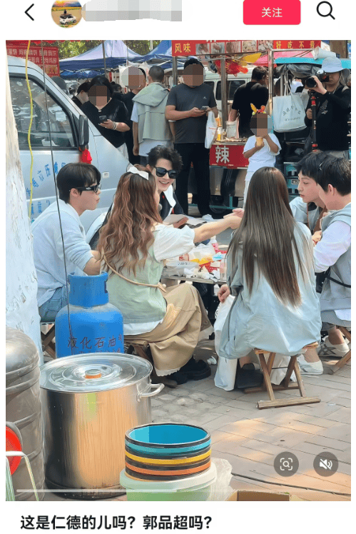 48岁知名演员回山东老家被偶遇：骑三蹦子、收麦子、赶大集、啃大葱！网友：回家最勤的明星