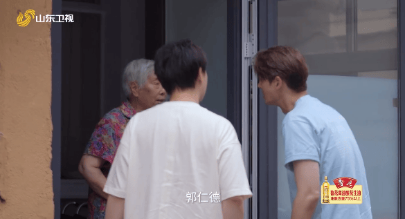 48岁知名演员回山东老家被偶遇：骑三蹦子、收麦子、赶大集、啃大葱！网友：回家最勤的明星