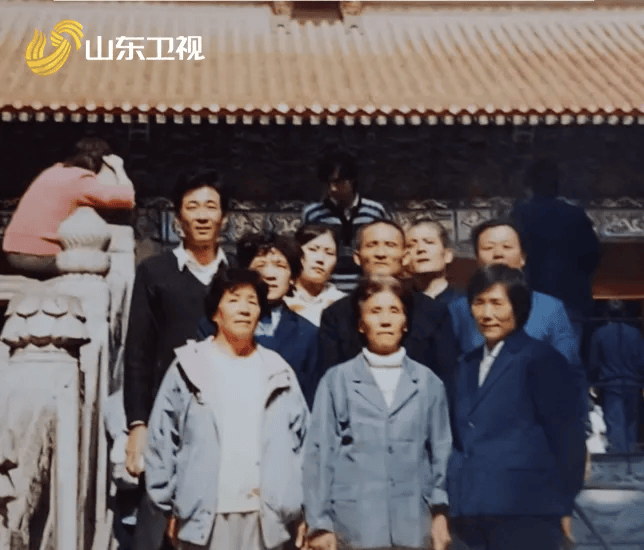 48岁知名演员回山东老家被偶遇：骑三蹦子、收麦子、赶大集、啃大葱！网友：回家最勤的明星