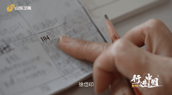 48岁知名演员回山东老家被偶遇：骑三蹦子、收麦子、赶大集、啃大葱！网友：回家最勤的明星