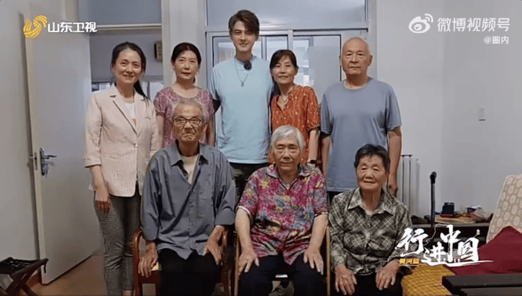 48岁知名演员回山东老家被偶遇：骑三蹦子、收麦子、赶大集、啃大葱！网友：回家最勤的明星