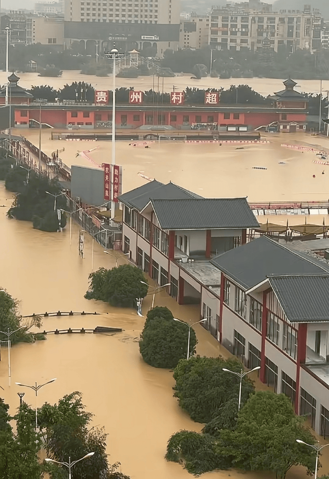 村超球场10分钟被淹没！榕江防汛应急响应提升至I级，居民：百年一遇洪水，彻夜撤离
